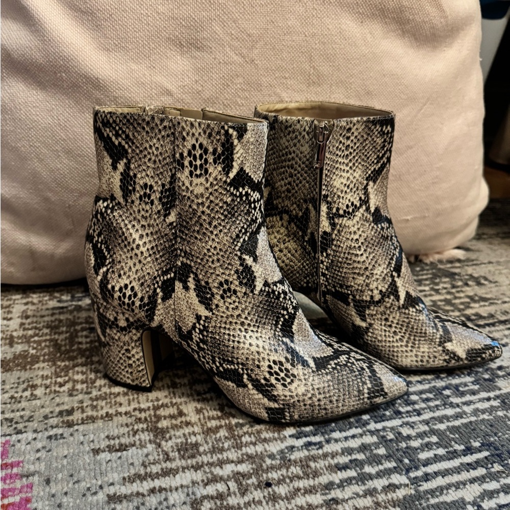 SAM EDELMAN PAIGE ANKLE BOOTIE